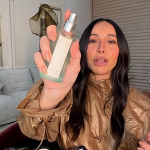 Sabrina Sato mostrou ainda o Eau Parfumée au Thé Vert, da Bvlgari, e contou que gosta de usar a fragrância para dormir, especialmente depois do banho