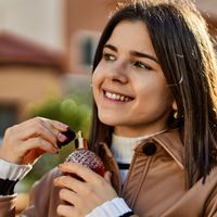 Melhores perfumes árabes femininos: essas 3 fragrâncias sedutoras entregam boa fixação, custam menos de R$ 200 - e você vai ficar com cheiro de mulher rica!