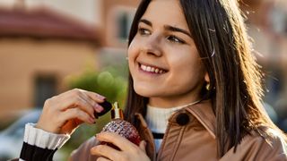 Melhores perfumes árabes femininos: essas 3 fragrâncias sedutoras entregam boa fixação, custam menos de R$ 200 - e você vai ficar com cheiro de mulher rica!