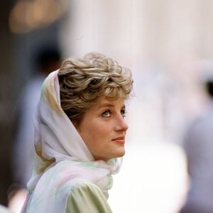 Longe dos perfumes tradicionais, o aroma marcante de Lady Di vinha de um óleo com notas de patchouli, ylang ylang e gerânio, combinação que unia elegância e bem-estar emocional