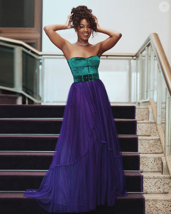 Vestido color blocking de Iza com veludo: um luxo