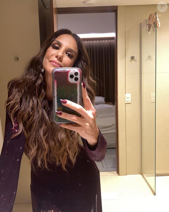 Ivete Sangalo é outra famosa 50+ que ama cabelo longo: a cantora tem 53 anos e sempre teve madeixas longas