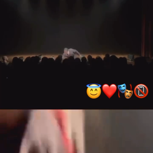 Mateus Solano postou um vídeo que junta dois ângulos: o da fã que alega o tapa e o do fundo do teatro, filmado pela equipe (+ assista na matéria)