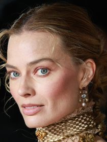 Após exaltar a beleza de Wagner Moura, a eterna Barbie, Margot Robbie, usa um acessório controverso com o DNA da escritora de 'O Morro dos Ventos Uivantes'