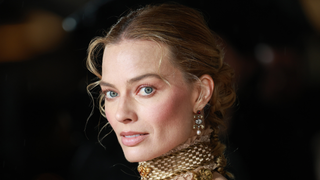 Após exaltar a beleza de Wagner Moura, a eterna Barbie, Margot Robbie, usa um acessório controverso com o DNA da escritora de 'O Morro dos Ventos Uivantes'