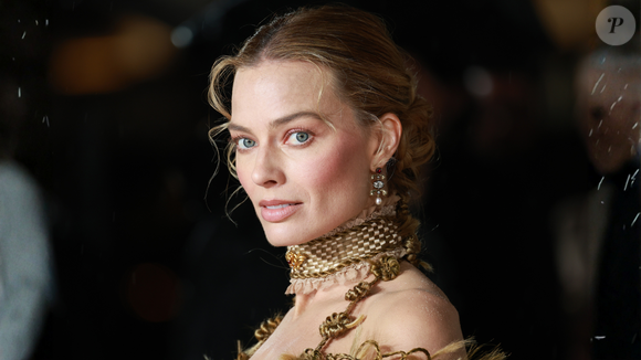 Após exaltar a beleza de Wagner Moura, a eterna Barbie, Margot Robbie, usa um acessório controverso com o DNA da escritora de 'O Morro dos Ventos Uivantes'