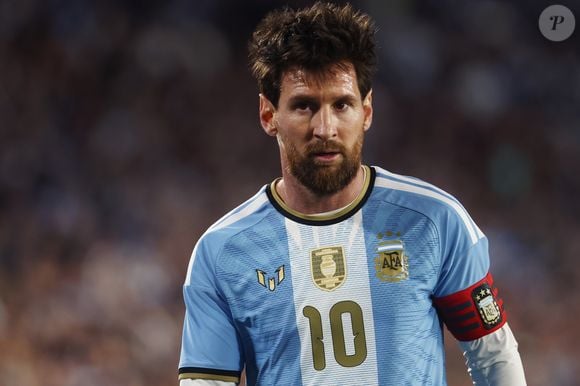 Lionel Messi chora durante sua despedida da seleção argentina no Estadio Monumental de Núñez, em Buenos Aires