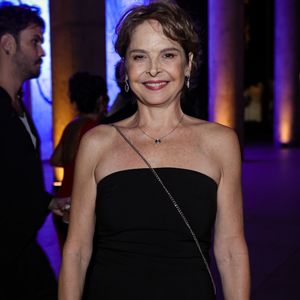 Drica Moraes mais de perto em look elegante com tomara-que-caia para evento