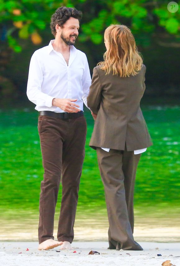 Casal em 'Malhação', Guilherme Berenguer e Juliana Didone gravaram em praia do Rio 20 anos após serem par na novela teen da Globo