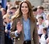 Princesa Kate Middleton surgiu com os fios do cabelo mais claros durante viagem à Escócia.