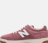 O New Balance 480 Low Unissex aparece como uma alternativa elegante e atual para quem busca um tênis casual com apelo retrô.