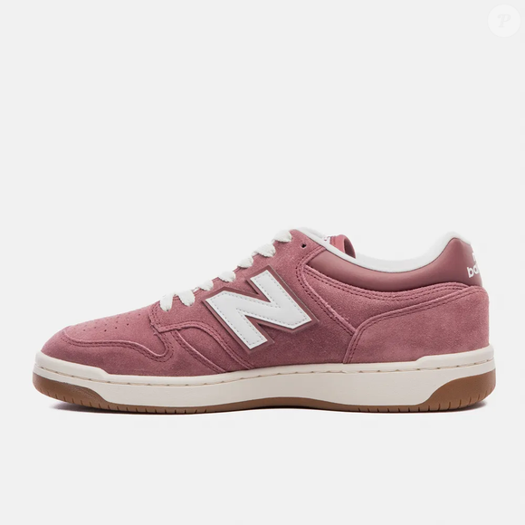 O New Balance 480 Low Unissex aparece como uma alternativa elegante e atual para quem busca um tênis casual com apelo retrô.