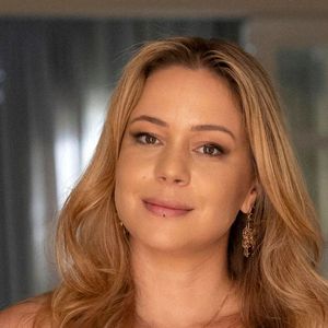 Leandra Leal comenta com a imprensa sobre os erros de Zilá: "Ela sempre se sentiu preterida e injustiçada; tem uma carência gigante de pai e mãe. E talvez ela tenha sido negligenciada mesmo",