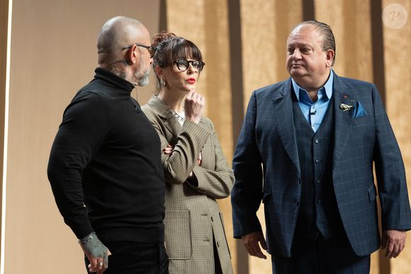 Trio de jurados discute o desempenho dos competidores na reprodução de prato autoral de Fogaça