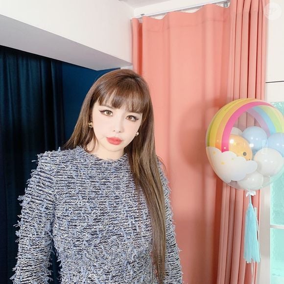 Fãs repararam que o rosto de Park Bom passou a ficar mais diferente