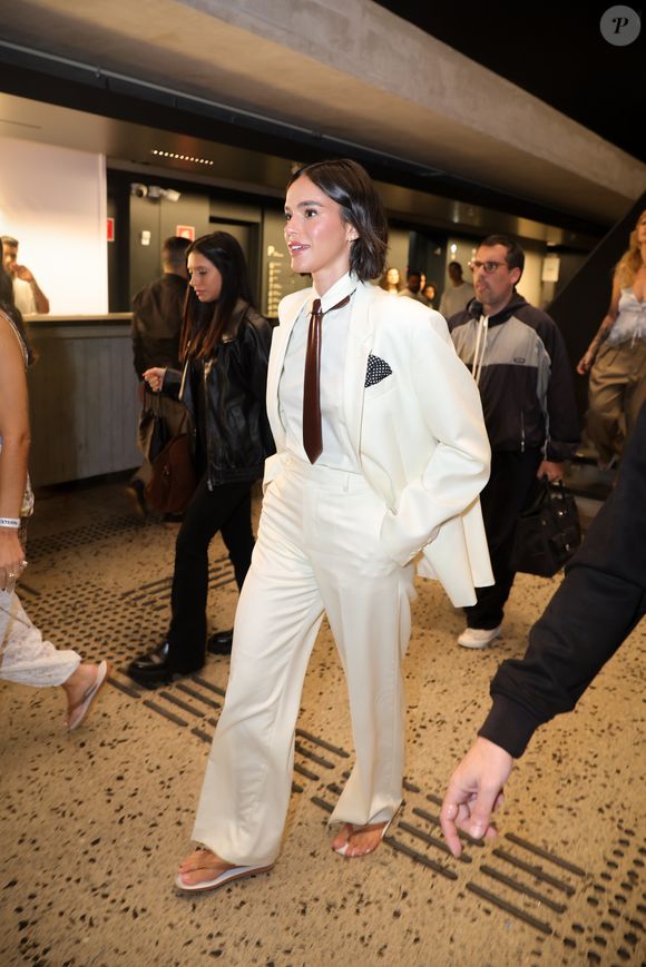 Atriz Bruna Marquezine aposta em look de alfaiataria com sandálias no desfile da Havaianas realizado no MASP