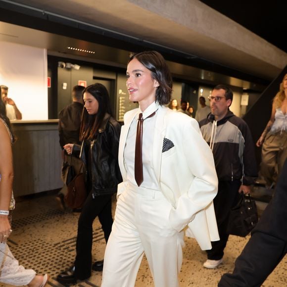 Atriz Bruna Marquezine aposta em look de alfaiataria com sandálias no desfile da Havaianas realizado no MASP