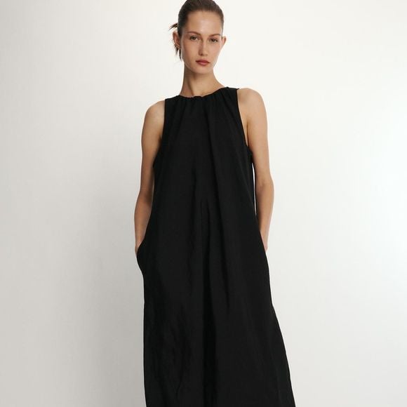 Ter um vestido preto no guarda-roupa é sempre contar com um aliado curinga para qualquer ocasião