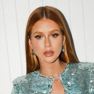 Marina Ruy Barbosa recebeu muitos elogios na web ao aparecer com vestido azul coberto por paetês 