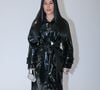 Simaria apareceu com um trench coat longo de vinil preto, com modelagem ampla e cintura marcada