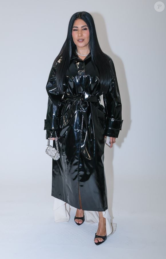 Simaria apareceu com um trench coat longo de vinil preto, com modelagem ampla e cintura marcada