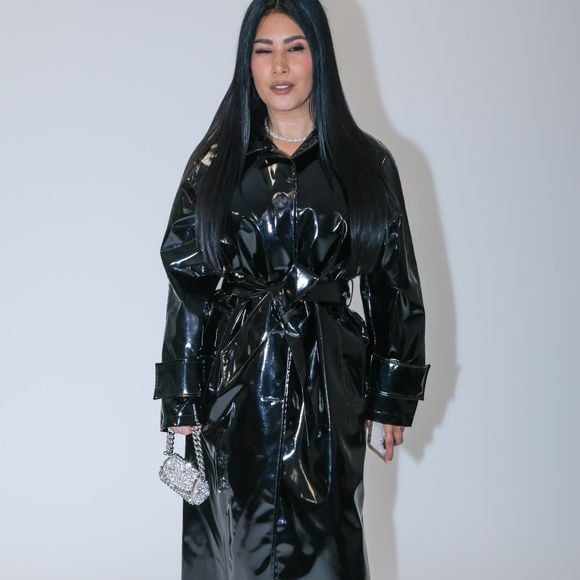 Simaria apareceu com um trench coat longo de vinil preto, com modelagem ampla e cintura marcada