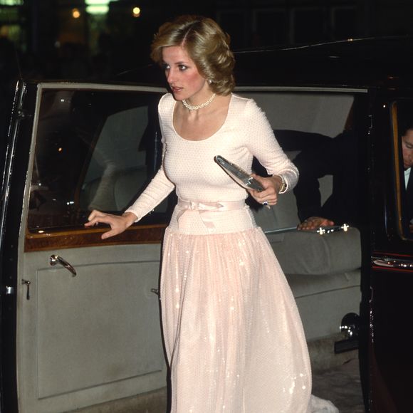 Moda de Princesa Diana: looks na cor rosa em vestidos exalavam ar romântico e ao mesmo tempo com muita personalidade; na foto a famosa usa um modelo com saia de brilhos e sapatos na cor prateada.