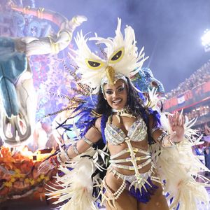 Acadêmicos de Niterói levou à Sapucaí enredo sobre Lula: a musa Marcelly Pitanga representa a coruja, figura do folclore nordestino