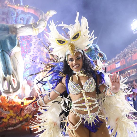 Acadêmicos de Niterói levou à Sapucaí enredo sobre Lula: a musa Marcelly Pitanga representa a coruja, figura do folclore nordestino