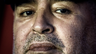 ‘Sua cadela vad**’: ex de Maradona arma escândalo contra psiquiatra e julgamento da morte do jogador começa com barraco