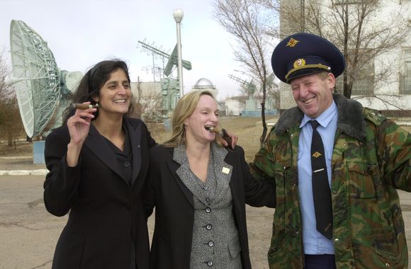Outubro de 2000: Suni Williams comemorando o lançamento da primeira nave Soyuz, da Rússia, à ISS