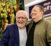 Carlos Alberto de Nóbrega, 90 anos e internado há 4 dias, aparece em foto conversando com Raul Gil antes de cirurgia no coração; mulher do humorista explica adiamento da operação e atualiza estado de saúde: 'Está...'