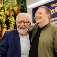Carlos Alberto de Nóbrega, 90 anos e internado há 4 dias, aparece em foto conversando com Raul Gil antes de cirurgia no coração; mulher do humorista do SBT explica adiamento da operação e atualiza estado de saúde do dono de 'A Praça é Nossa': 'Está...'