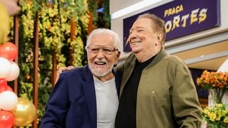 Carlos Alberto de Nóbrega, 90 anos e internado há 4 dias, aparece em foto conversando com Raul Gil antes de cirurgia no coração; mulher do humorista do SBT explica adiamento da operação e atualiza estado de saúde do dono de 'A Praça é Nossa': 'Está...'