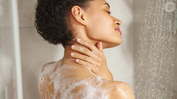 Já não jogo fora os frascos de Nescafé. É assim que os transformo em elegantes saboneteiras para a casa de banho