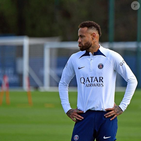 Santos lembrou que Neymar segue com contrato com o Al-Hilal: ' O clube está monitorando a situação do Neymar para ver como ele vai resolver o caso dele com o clube atual"'
