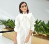 A atriz combinou um vestido branco com um grande laço da marca Reptilia com uma bolsa colmeia verde-água da grife brasileira Rizí, avaliada em R$ 3,8 mil.