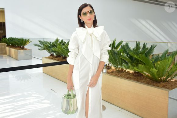 A atriz combinou um vestido branco com um grande laço da marca Reptilia com uma bolsa colmeia verde-água da grife brasileira Rizí, avaliada em R$ 3,8 mil.