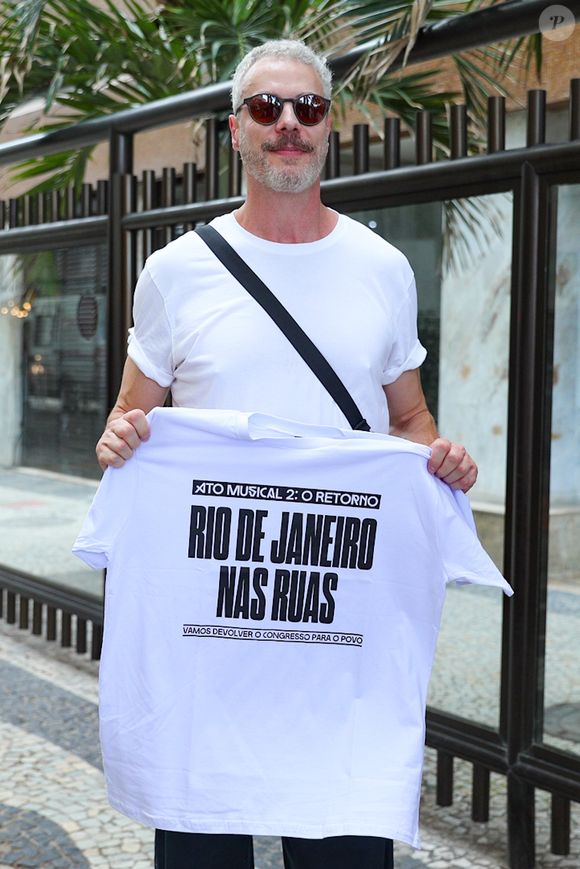 Guilherme Weber na manifestação em Copacabana contra a anistia dos condenados pelo golpe de 8 de janeiro