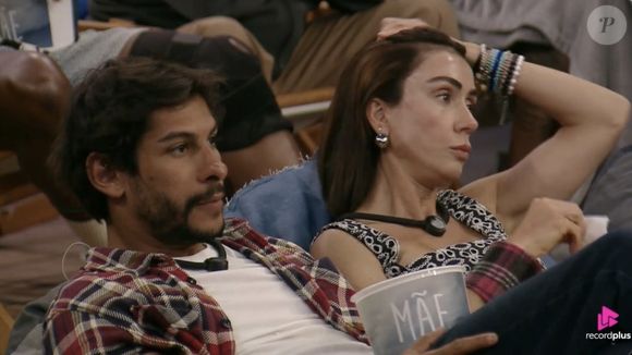 O relacionamento entre Michelle Barros e Shia Phoenix está dando o que falar em 'A Fazenda 17'