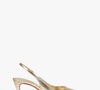 Com estética que lembra os looks de Lady Diana, a Schutz aposta no slingback dourado para unir elegância e conforto em qualquer ocasião