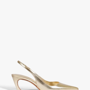 Com estética que lembra os looks de Lady Diana, a Schutz aposta no slingback dourado para unir elegância e conforto em qualquer ocasião