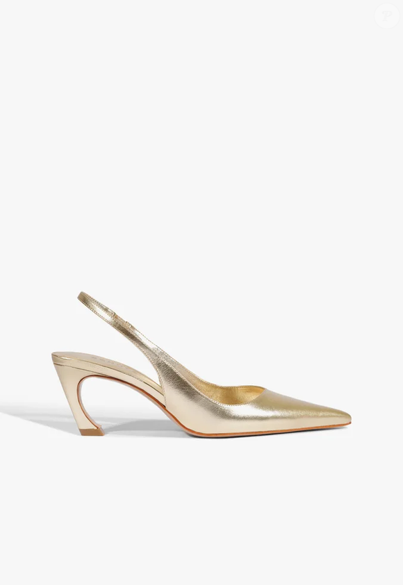 Com estética que lembra os looks de Lady Diana, a Schutz aposta no slingback dourado para unir elegância e conforto em qualquer ocasião