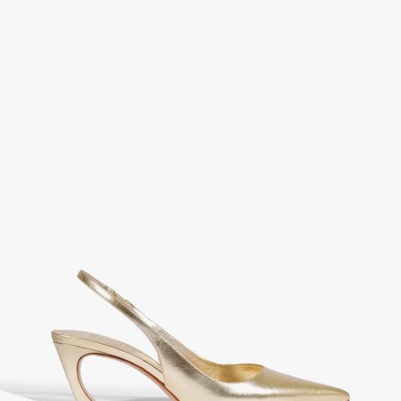 Com estética que lembra os looks de Lady Diana, a Schutz aposta no slingback dourado para unir elegância e conforto em qualquer ocasião