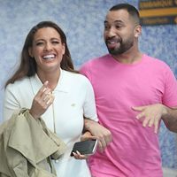 É o Brasil do Brasiiiiil! Confirmados no 'BBB 25', Gil do Vigor e Beatriz do Brás são clicados 'tricotando' em aeroporto do Rio