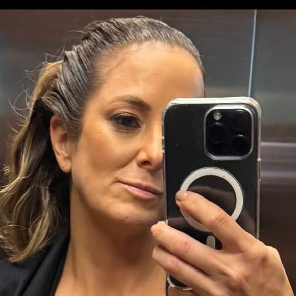 Ticiane Pinheiro mostra situação após noitada em festa de Roberto Justus e pega César Tralli desprevenido: 'Descabelada e descalça'