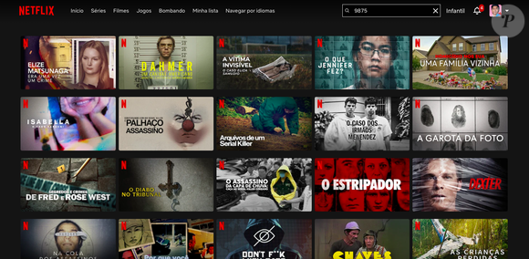 Já o código 9875 exibe um catálogo de séries e documentários sobre crimes reais