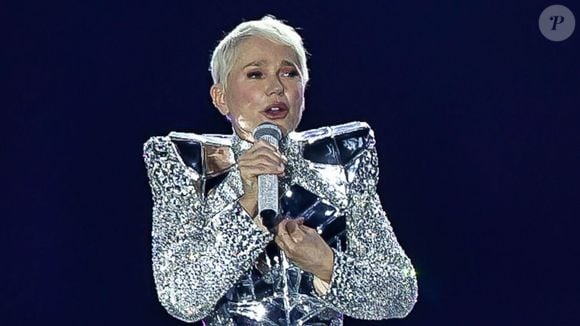 Xuxa reagiu às críticas sobre seu figurino, com body cavado