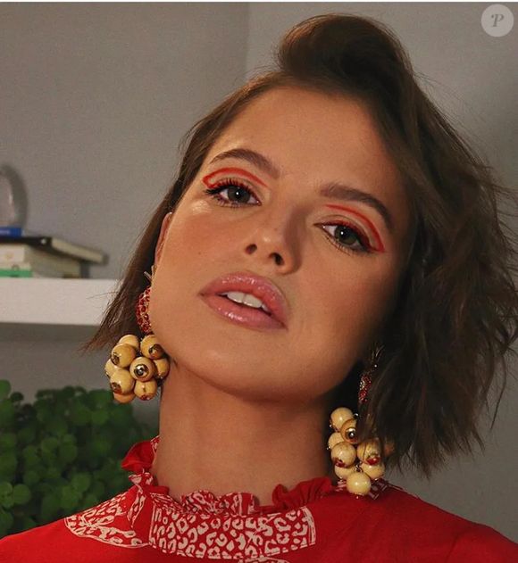 "Um truque que adoro é borrifar um pouco na parte de baixo do cabelo, fica um cheirinho super delicado e gostoso, que aparece nos momentos certos. Também gosto de usar um óleo corporal leve antes do perfume, sinto que ele ajuda a manter a fragrância por mais tempo na pele, sem pesar", conta Agatha Moreira