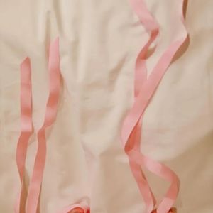 Em uma segunda imagem, Rihanna revelou mais um detalhe fashion da filha: um par de luvas de boxe em cetim rosa, proporcionais ao tamanho das mãos da bebê.